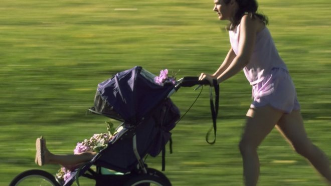 Madres que hacen ejercicio con sus bebés en el parque