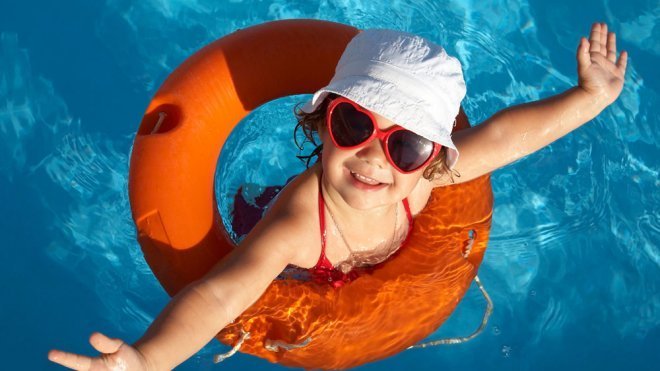 10 juegos para divertirse con los niños en la piscina