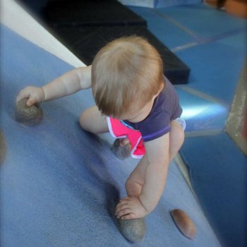 Bebé que escala sin arnés en un rocódromo