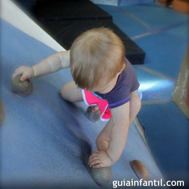 Bebé que escala sin arnés en un rocódromo