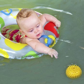 Bebé casi se ahoga en la piscina sin que nadie se de cuenta