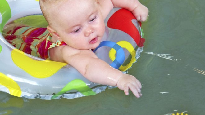 Bebé casi se ahoga en la piscina sin que nadie se de cuenta
