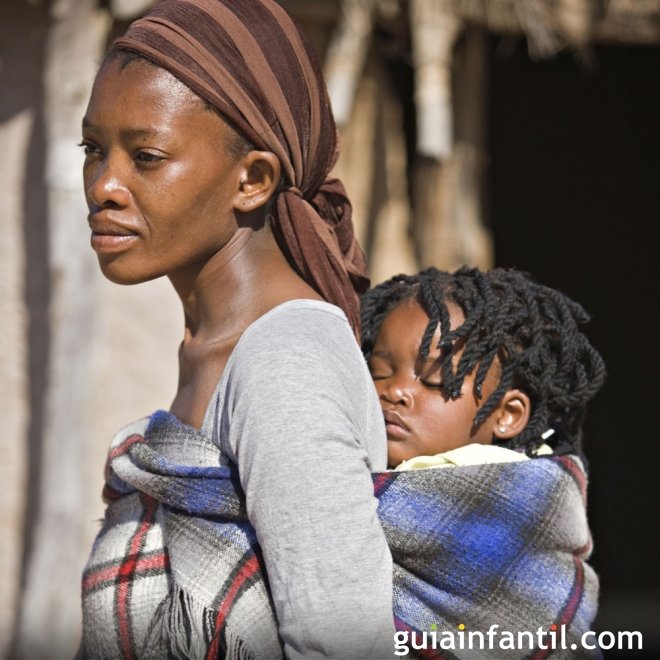 ponerse en cuclillas gatear dolor de muelas Una mujer africana nos enseña a cargar al bebé a la espalda