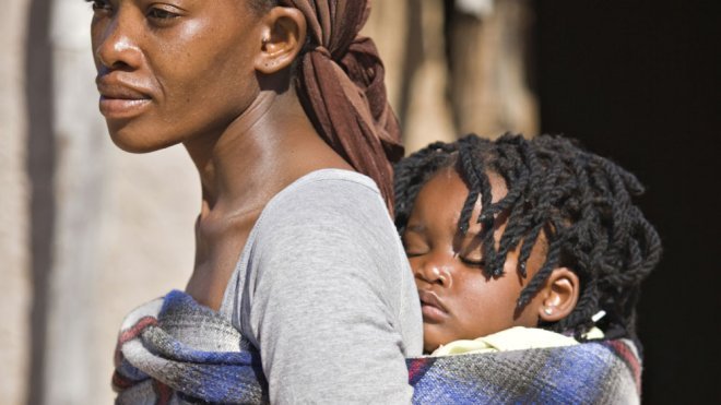 Una mujer africana nos enseña a cargar al bebé a la espalda