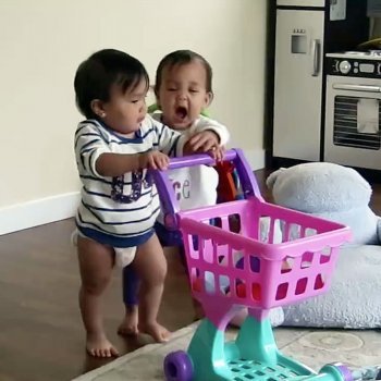 Dos Juguete Por Entre Gemelas Un Pelea Hermanas oBdCex