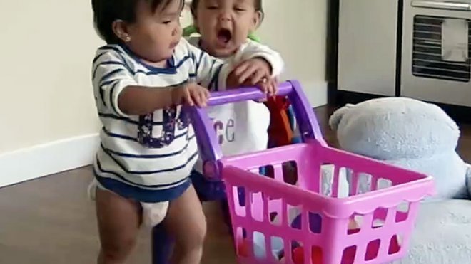Pelea entre dos hermanas gemelas por un juguete