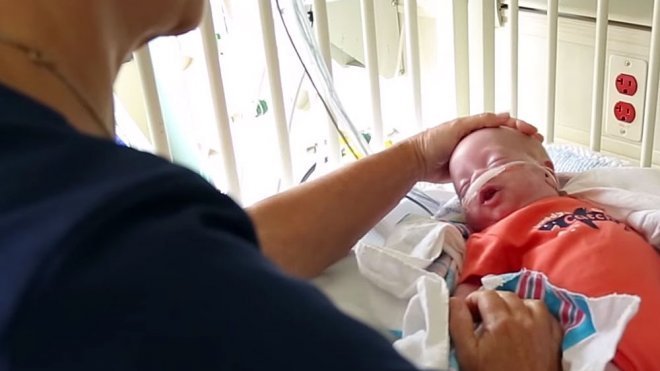 Emotivo encuentro entre niños prematuros y la enfermera que les salvó