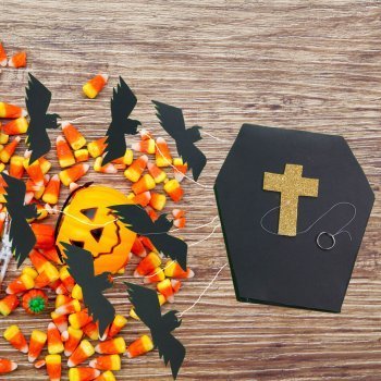 Móvil de murciélagos y ataúd