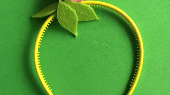 Aprende a hacer una diadema de flores con abalorios