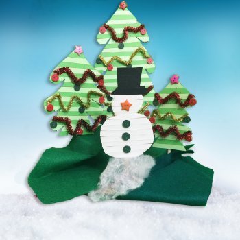 Escenario navideño con árboles de Navidad y muñeco de nieve