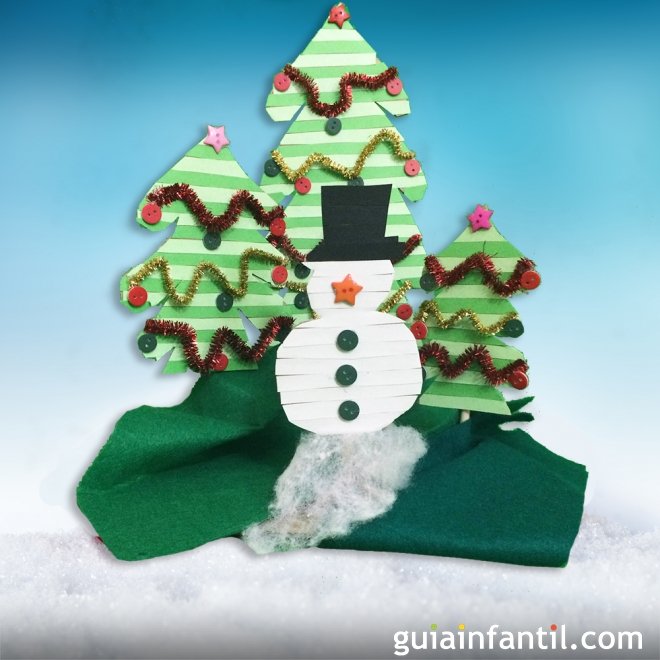 Escenario navideño con árboles de Navidad y muñeco de nieve