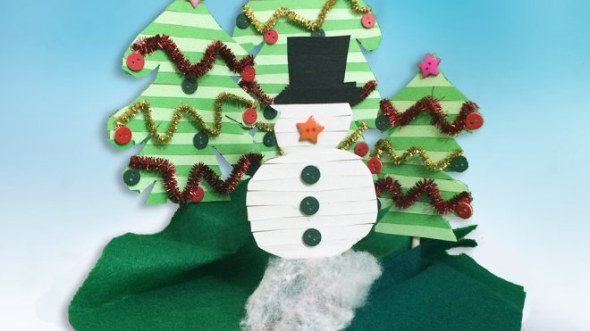 Escenario navideño con árboles de Navidad y muñeco de nieve