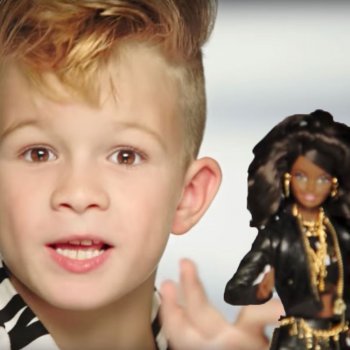 Barbie incluye a un niño en un anuncio