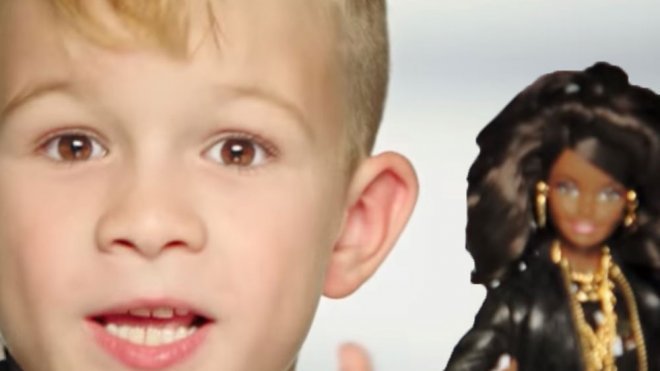 Barbie incluye a un niño en un anuncio