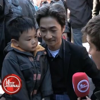 Un padre intenta explicar a su hijo el porqué del atentado de París