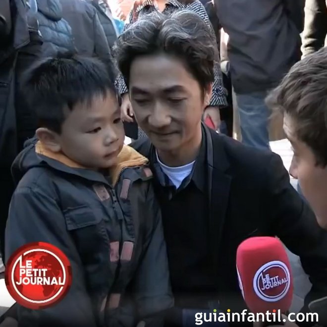 Un padre intenta explicar a su hijo el porqué del atentado de París