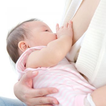 Postura de la cuna para amamantar al bebé