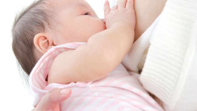 Postura de la cuna para amamantar al bebé