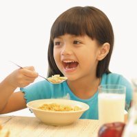 3 alimentos básicos en un desayuno infantil