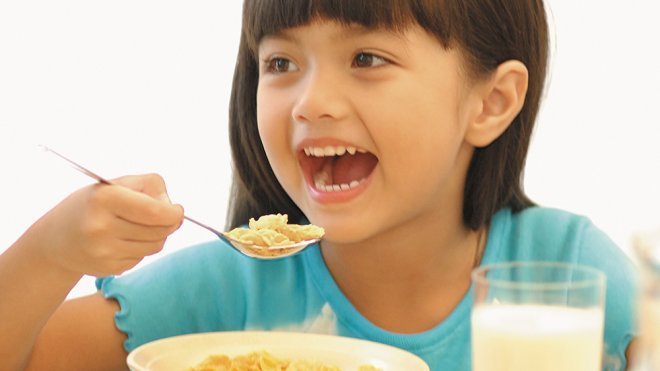 3 alimentos básicos en un desayuno infantil