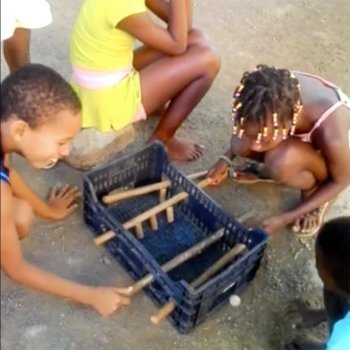 El futbolín artesanal de unos niños de Cabo Verde