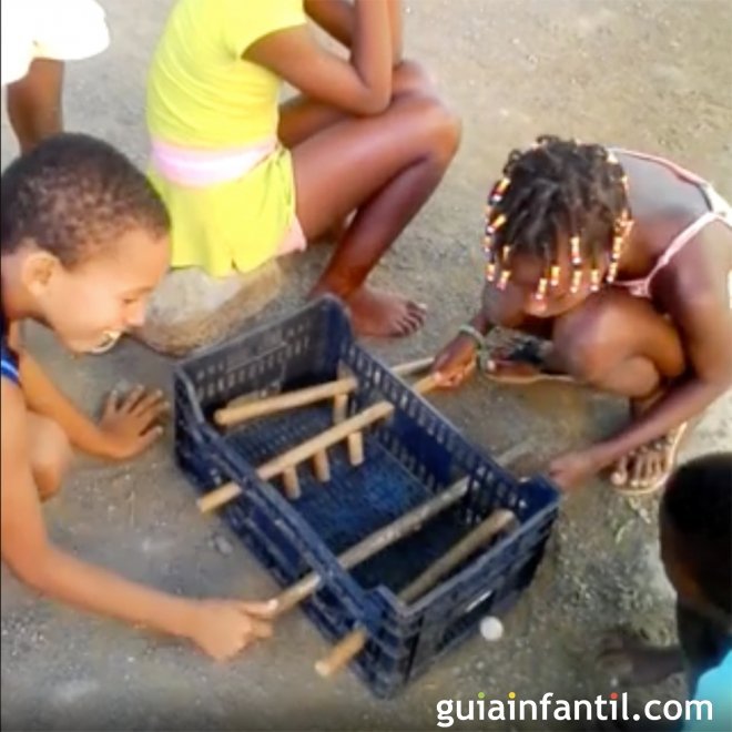 El futbolín artesanal de unos niños de Cabo Verde