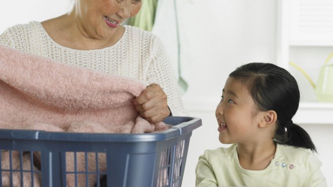 Trucos para enseñar a tu hijo a doblar y ordenar su ropa