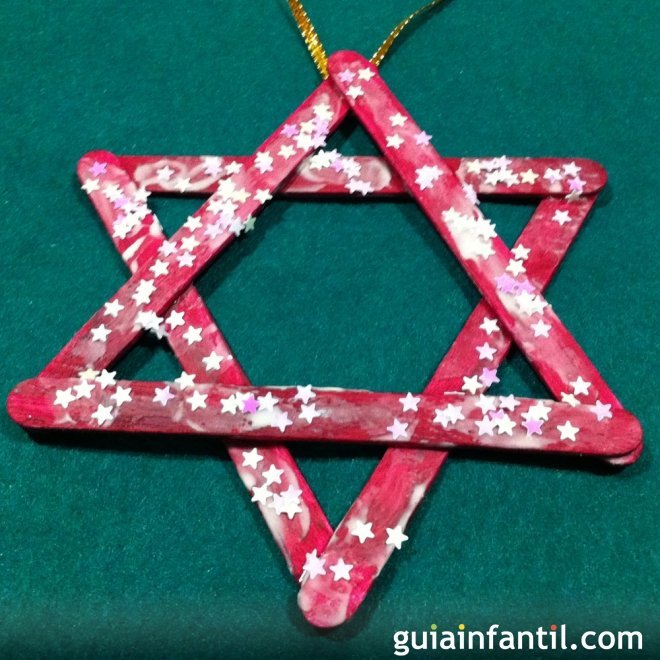 Una estrella, decoración para el árbol de Navidad, manualidades