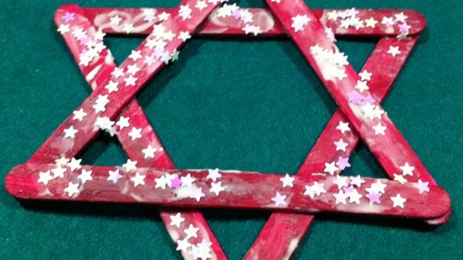 Una estrella, decoración para el árbol de Navidad, manualidades