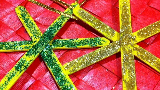 Una estrella con purpurina, manualidades para decoración en Navidad