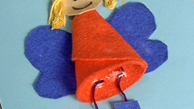 Postal navideña con un ángel de fieltro, hacer manualidades