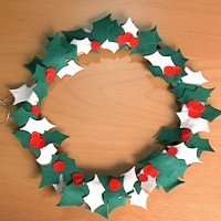 Corona de acebo en fieltro. Manualidades en Navidad