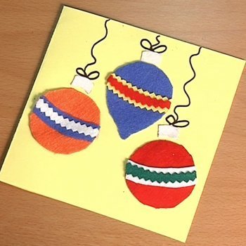 Felicita la Navidad con una tarjeta con bolas de fieltro