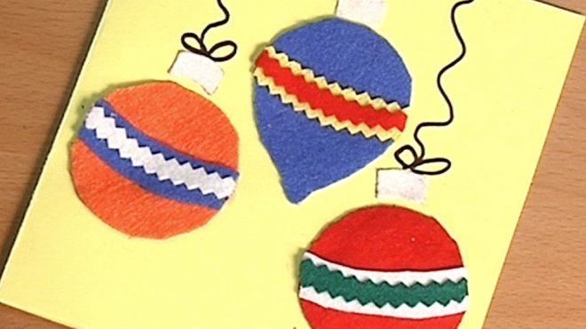 Felicita la Navidad con una tarjeta con bolas de fieltro