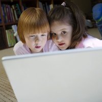 Niños en internet. Tu ayuda es su voz. Fundación Alia2