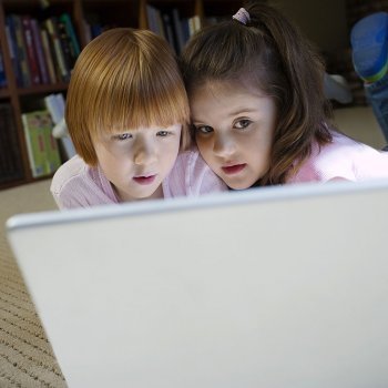 Niños en internet. Tu ayuda es su voz. Fundación Alia2