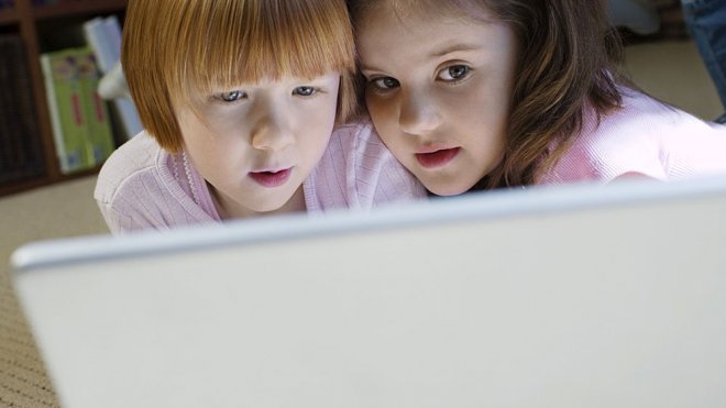 Niños en internet. Tu ayuda es su voz. Fundación Alia2