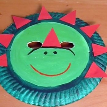 Máscara de dinosaurio hecha con plato de papel