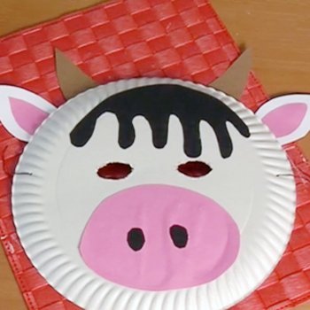 Máscara divertida de vaca hecha con plato de papel