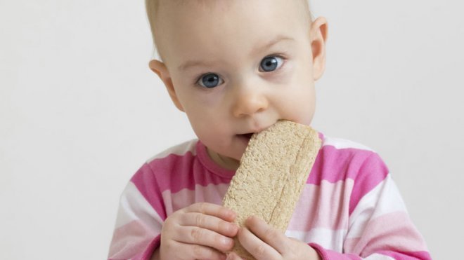 Cómo hacer el cambio de la alimentación del bebé, triturada a la sólida