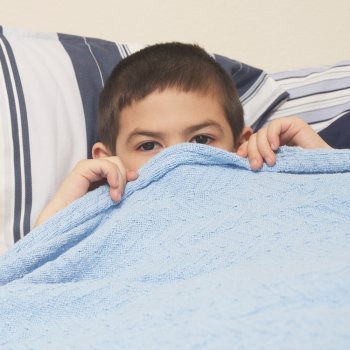 Cuando descubrimos al hijo tocándose los genitales ¿qué hacer?