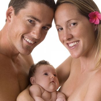 ¿Debemos mostrarnos desnudos delante de los niños?