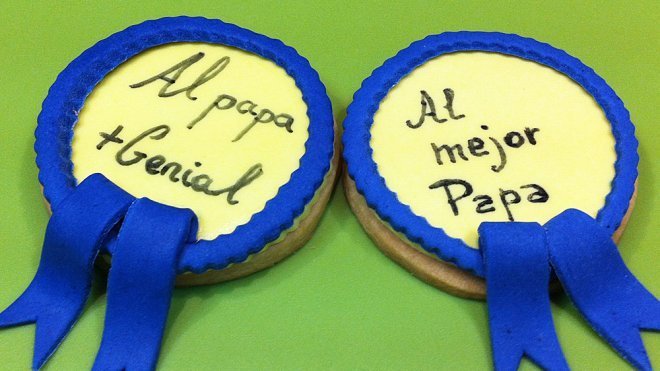 Cómo decorar galletas con medalla para papá