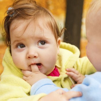 Bebé muerde a hermano pequeño