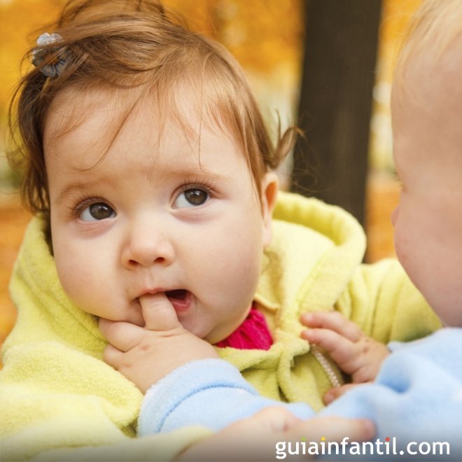 Bebé muerde a hermano pequeño