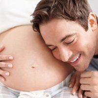 Bebés gemelos se mueven en el vientre