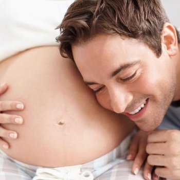 Bebés gemelos se mueven en el vientre