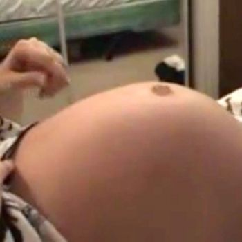 El ombligo de una embarazada de nueve meses