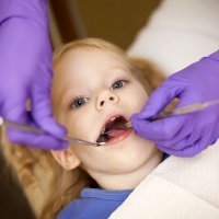 Pronóstico y tratamiento de un diente roto de un niño