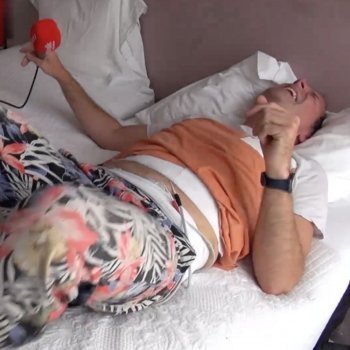 Un hombre experimenta los dolores de parto